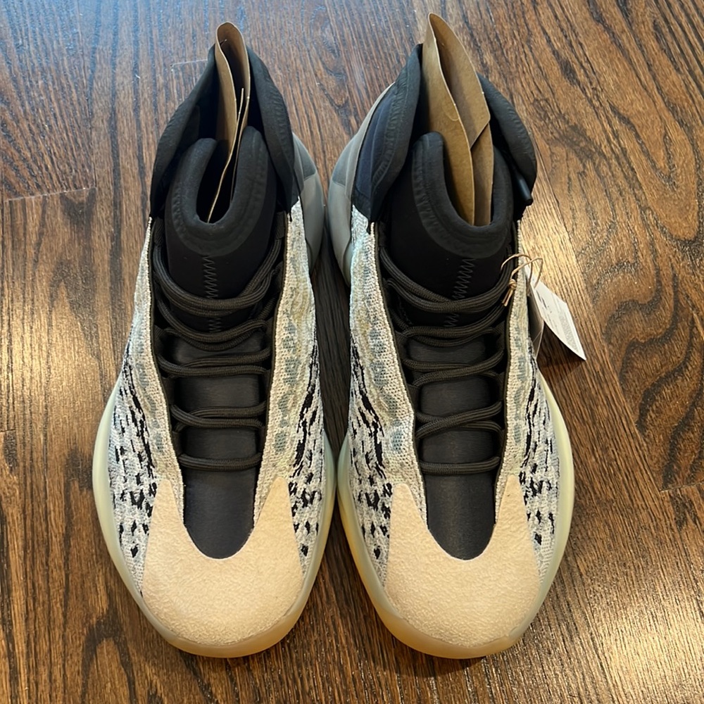 Mens adidas Yeezys quantum sneaker